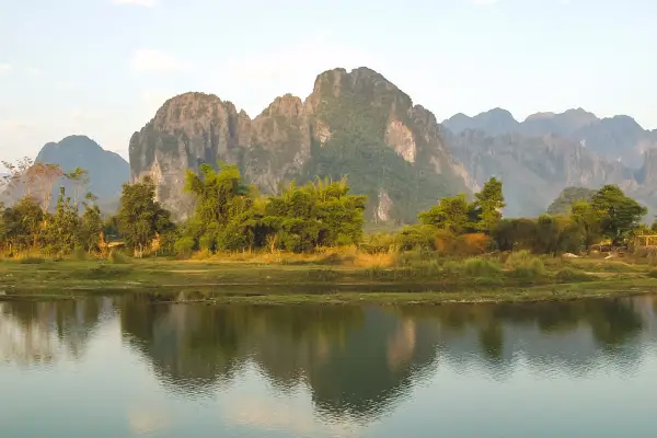 ຄວາມລັບທີ່ສວຍງາມຂອງທຳມະຊາດເມືອງວັງວຽງ}