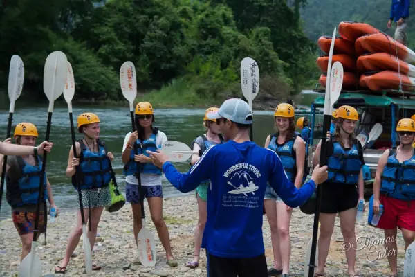 พายเรือคายัคเต็มวัน > ถ้ำนางฟ้า > ล่องห่วงยางภายในถ้ำนอน > อาหารกลางวัน > โหนสลิง > พายเรือคายัค > บลูลากูน 1