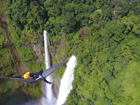 躺在塔德范瀑布滑索中央的吊床上
