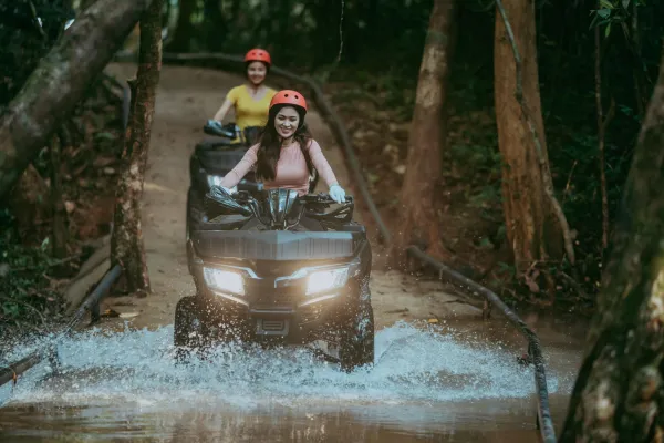 ຂັບ ATV ໃນເຂດສວນນໍ້າ