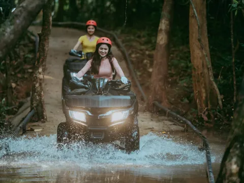 ຂັບ ATV ໃນເຂດສວນນໍ້າ