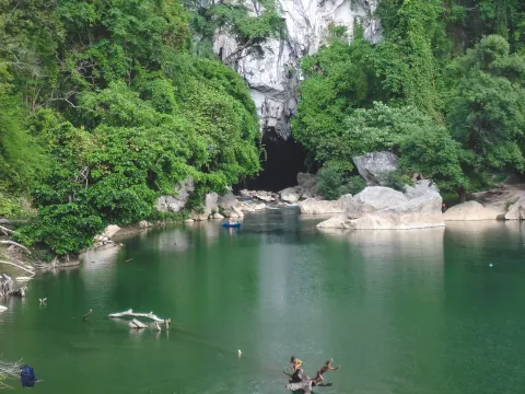 ໄປຄົ້ນຫາຖ້ຳກອງລໍກັບກລີນດິສໂຄເວີລີ