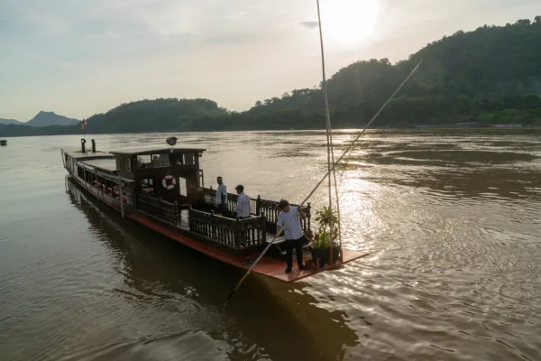 ล่องเรือรับประทานอาหารกลางวันแบบซิกเนเจอร์ในแม่น้ำโขง
