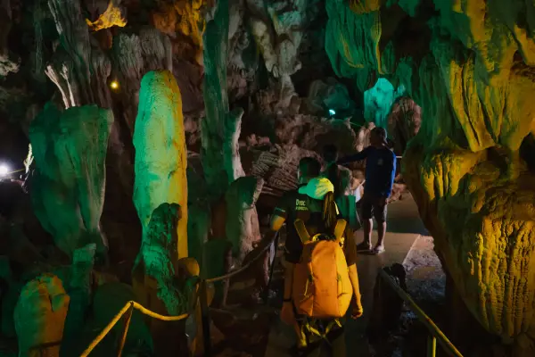 พายเรือคายัคเต็มวัน > ถ้ำนางฟ้า > ล่องห่วงยางในถ้ำนอน & อาหารกลางวัน