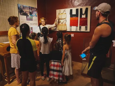 与TAEC馆长/策展人Tara Gujadhur一同参观展览并进行问答。