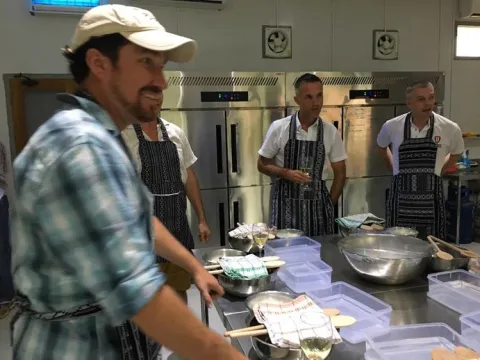 独家农场和生产设施导览，以及奶酪制作课程。