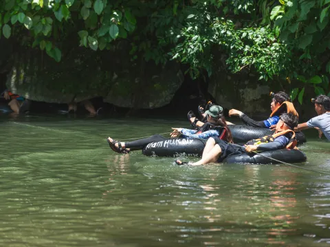 半日内在万荣的岩洞（水洞）内漂流 tubing