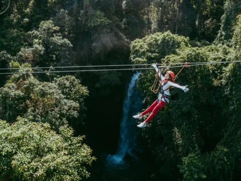 徒步和林中滑索在南片约拉帕