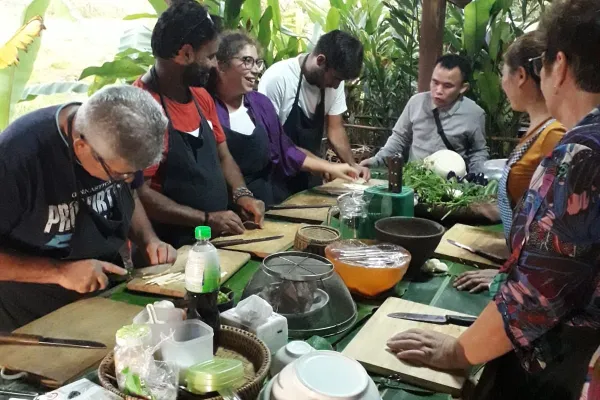 การทำอาหารของครอบครัวชาวลาวและนำไปถวายที่วัด