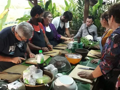 老撾當地家庭烹飪並將食物帶到寺廟
