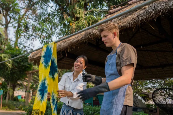 ผ้าพันคอไหมย้อมสีธรรมชาติ