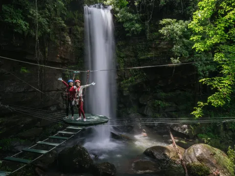 欣赏拍照，网桥和瀑布